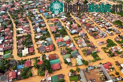Bão nhiệt đới Ketsana hồi cuối tháng 9/2009 tấn công thủ đô Manila ở Philippines, sau đó đổ bộ vào Việt Nam, Campuchia và Lào. Gần 800 người thiệt mạng vì cơn bão này. Ảnh chụp từ trên cao cho thấy...