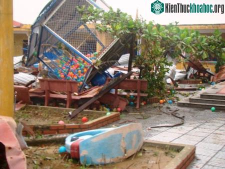Lốc xoáy phá tan trường mầm non và hàng chục nhà dân