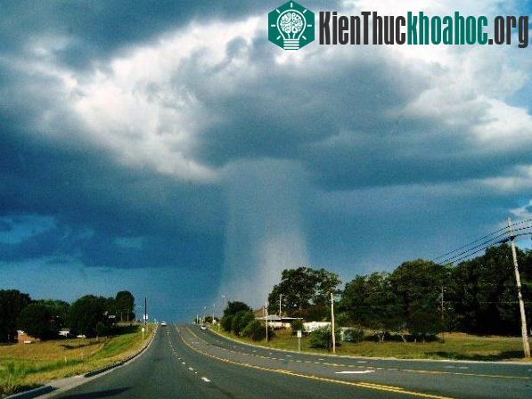 Một trận "bom mưa" nhìn từ xa. (Ảnh: Internet).