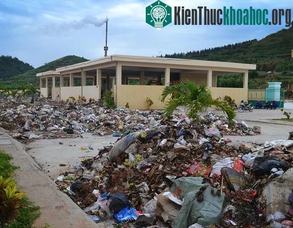 Rác thải không xử lý hết được đổ ngổn ngang khuôn viên Nhà máy xử lý chất thải rắn sinh hoạt trên đảo Lý Sơn. (Ảnh: Lao Động).