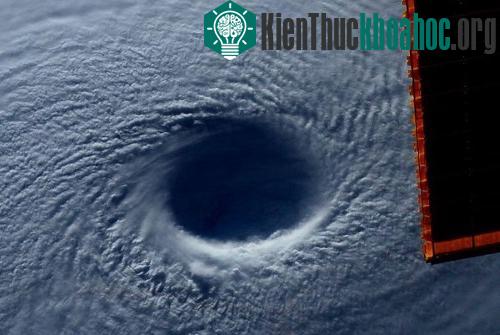 Kinh hoàng hình ảnh siêu bão Maysak