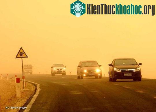 Trung Quốc: Thành phố đỏ ối khi bão cát kinh hoàng tấn công