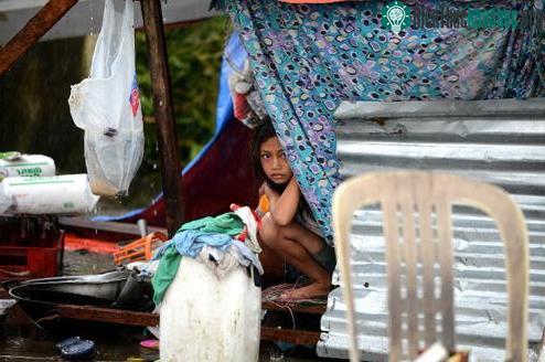 Những người sống dọc bờ biển, trong đó nhiều người chỉ ở trong các ngôi lều thô sơ, bị ảnh hưởng nặng nề nhất khi cơn bão tấn công thành phố với tốc độ hủy diệt. Họ lâm vào cảnh trắng tay, mất nhà ...