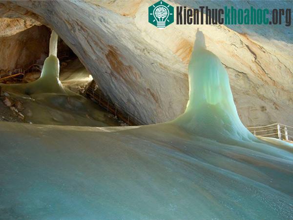 Những hang động nổi tiếng trên thế giới