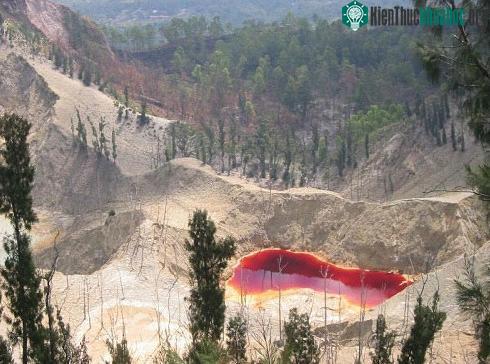 Bí ẩn hồ đổi màu “ma quái” ở Indonesia