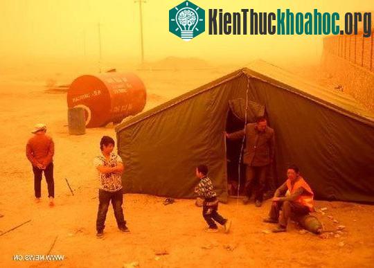 Trung Quốc: Thành phố đỏ ối khi bão cát kinh hoàng tấn công