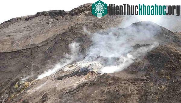 Theo các nhà khoa học, quá trình bốc cháy của những mỏ than ở Smoking Hills đã diễn ra qua nhiều thế kỷ và sẽ còn kéo dài trong tương lai. (Ảnh: Wikimedia Commons).