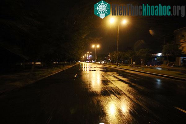 Đường Nguyễn Tất Thành vắng người lưu thông vì ven biển có gió giật mạnh. (Ảnh: Nguyễn Đông).