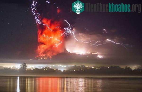 Cận cảnh núi lửa Chile đang phun trào khiến bạn hết hồn