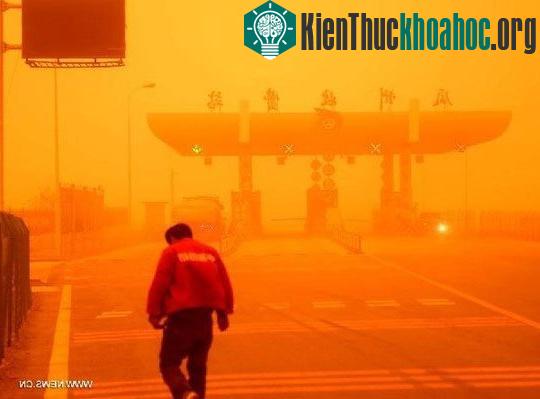 Trung Quốc: Thành phố đỏ ối khi bão cát kinh hoàng tấn công