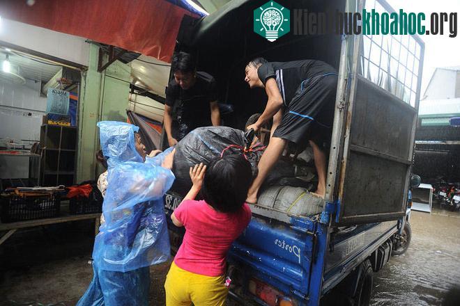 Chị Huê chuyển cửa hàng về nhà để tránh ngập.