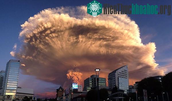 Cận cảnh núi lửa Chile đang phun trào khiến bạn hết hồn