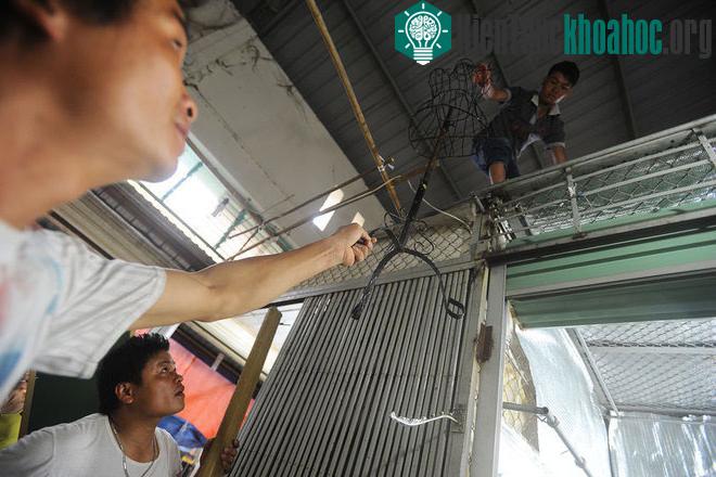 Những đồ không quan trong thì được đưa lên nóc ki ốt.