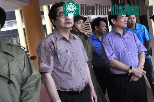 Bộ trưởng Nông nghiệp Cao Đức Phát đang thị sát tình hình phòng chống bão tại Thành phố Móng Cái. (Ảnh: Quý Đoàn)
