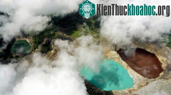 Vào buổi chiều thì sương mù phủ kín cả mặt hồ, cứ trôi bồng bềnh khiến cho mặt hồ trở nên mờ mờ ảo ảo.