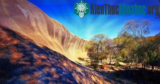 Từ thủ đô Perth đi thêm 3km nữa đến thị trấn Hyden, bạn sẽ có cơ hội chiêm ngưỡng vẻ đẹp của Wave Rock.