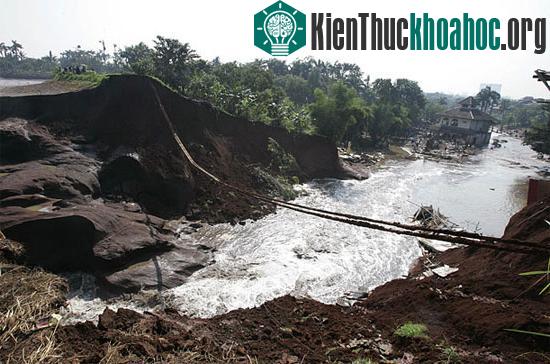 Một con đập bị vỡ tại Jakarta hồi tháng Ba. Ảnh minh họa. (Nguồn: time.com)