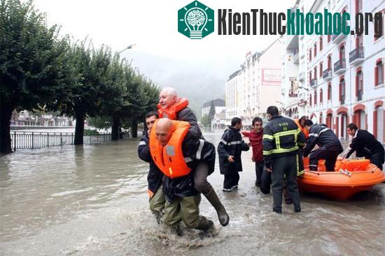 Hoạt động sơ tán được thực hiện ở các khu vực ngập nước năm 2012. (Nguồn: abc.net.au)