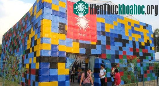 Khách tham quan tiến vào ngôi nhà được dựng từ chai nhựa