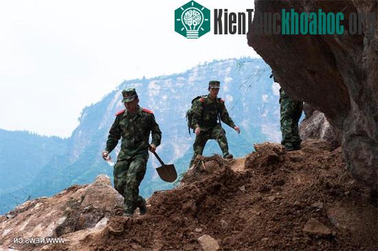 Binh sĩ tham gia hoạt động tìm kiếm người mất tích sau trận động