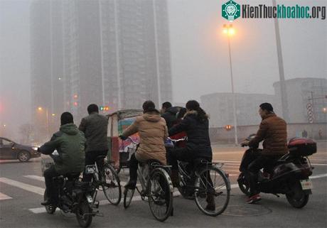 Khói lẫn sương bao trùm thành phố Thạch Gia Trang, tỉnh Hà Bắc, Trung Quốc khiến các bóng điện trên đường phố phải phát sáng vào ban ngày. Khí ozone là thành phần chính trong khói lẫn sương.&nbsp;