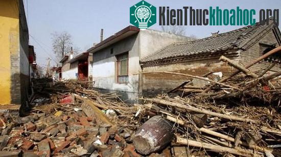 Đất đá và cây cối ngổn ngang sau khi 18 triệu m3 nước quét qua thôn Nam Dương Hải - (Ảnh: Chinanews.com)