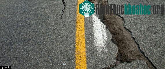 Một vết nứt lớn trên đường do động đất gây ra.