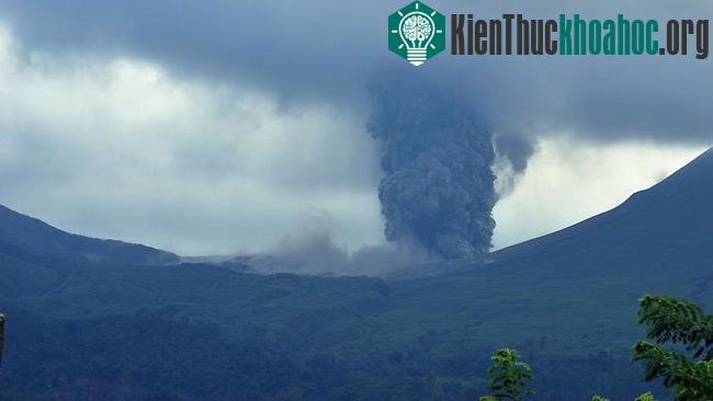 Núi lửa Lokon có đợt hoạt động mạnh&nbsp;