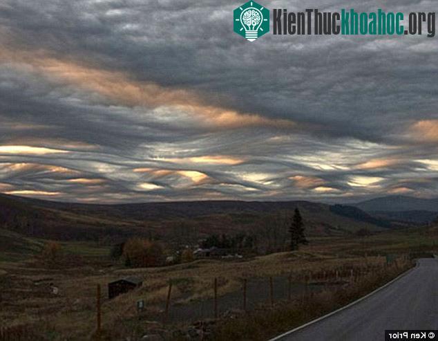 Mây cuộn sóng được chụp phía đường chân trời Schiehallion, Perthshire, Scotland