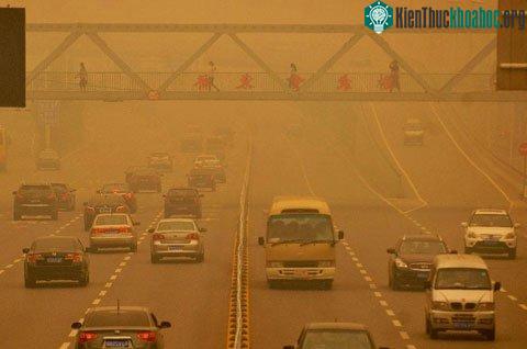 Màn sương màu vàng bao phủ một con đường ở Vũ Hán. (Ảnh: Xinhua)