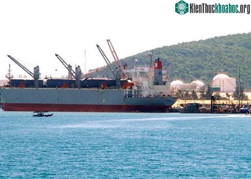 Hàng loạt nhà máy mọc lên ở các khu kinh tế, khu công nghiệp ven biển cùng sự cố tràn dầu là một trong những nguyên nhân gây nguy cơ ô nhiễm môi trường biển đảo. (Ảnh: Trí Tín)