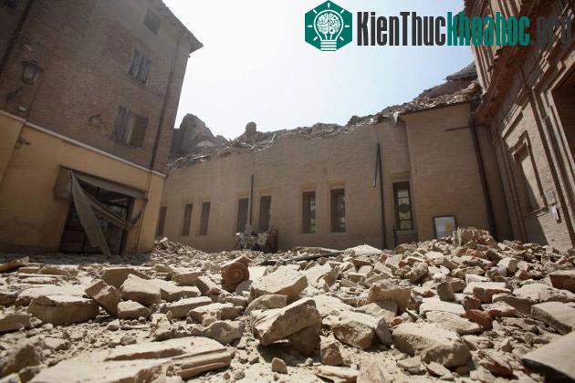 Một tòa nhà hư hại vì trận động đất hôm 29/5 ở thành phố Mirandola ở phía bắc Italy.&nbsp;