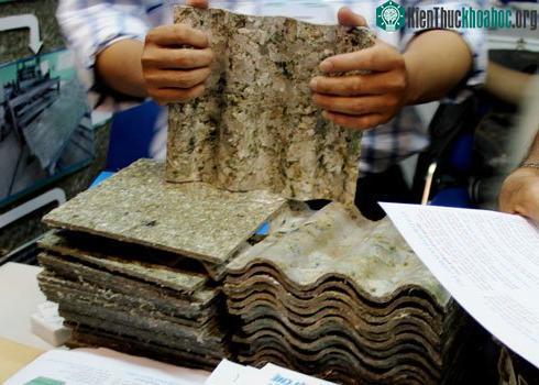 Những tấm tôn làm từ vỏ hộp sữa tái chế. (Ảnh: Thi Ngoan)