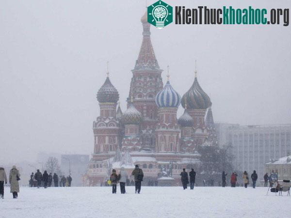 Mùa Đông ở Mátxcơva thường dài hơn và lạnh hơn so với các thành phố châu Âu khác.