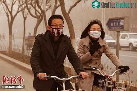 Người dân tại Tân Cương phải đeo khẩu trang để tránh hít phải cát bụi.