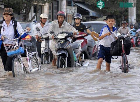 Đợt triều cường cao nhất trong vòng 15 năm xuất hiện vào chiều 27/10 năm ngoái, khiến hàng chục tuyến đường ở thành phố Cần Thơ bị nhấn chìm. (Ảnh: Gia Bảo)