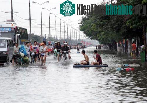Trận lũ năm 2008 khiến Hà Nội ngập lụt trong nhiều ngày đã khiến các cơ quan chức năng cũng phải lúng túng.&nbsp;