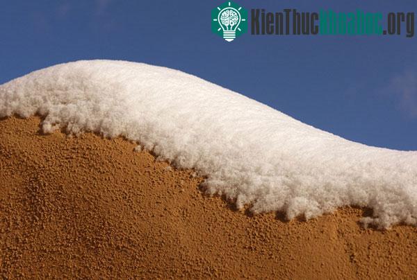 Tuyết rơi trên sa mạc Sahara của Algeria.