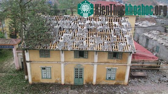 Những ngôi nhà lợp mái fipro ximăng ở Mương Khương đã bị thủng vỡ hoàn toàn