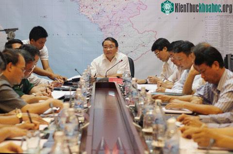 Phó thủ tướng Hoàng Trung Hải chỉ đạo hai đoàn công tác đến Quảng Ninh, Hải Phòng sớm để ứng phó với bão. (Ảnh: Nguyễn Hưng)