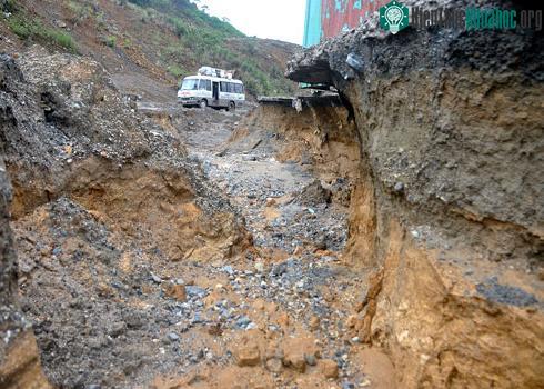 Điểm sụt lún, sạt đất ở vai trái đập thủy điện Sông Tranh 2- một minh chứng rõ ràng của tai biến địa chất động đất kích thích tại khu vực công trình thủy điện Sông Tranh 2. (Ảnh: Trí Tín)