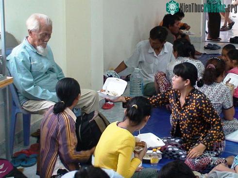 Người dân Cần Giờ được di dời vào các Trung tâm tránh bão. (Ảnh: An Nhơn)
