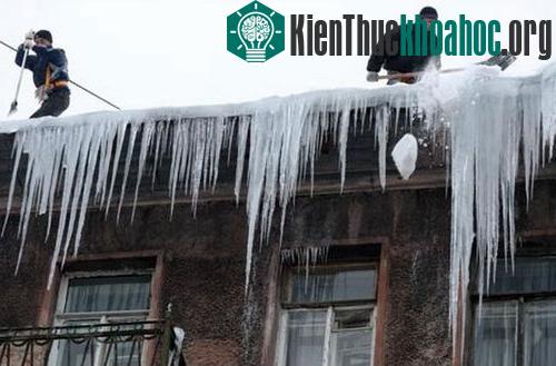 Băng phủ trên mái nhà người dân Yakutia - (Ảnh: rbth.ru)