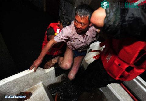 Những cơn mưa lớn kéo dài khiến nhiều khu vực của thành phố Nam Xương bị ngập lụt. Khoảng 200 người dân đã được sơ tán bằng thuyền, bè hoặc xuồng cao tốc.