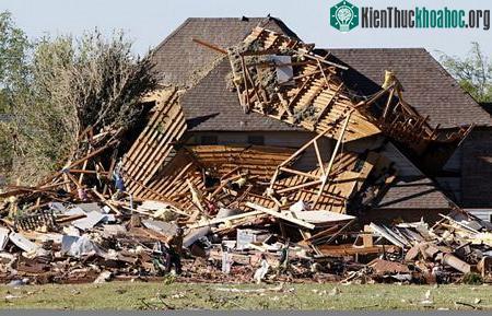 Cảnh tượng tan hoang sau lốc xoáy tại thị trấn Woodward, bang Oklahoma.