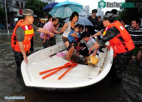 Trong điều kiện nước ngập như thế này, chỉ có thuyền, bè và xuồng cao tốc mới là những phương tiện di chuyển hiệu quả.