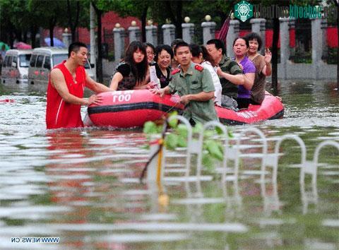 Những người dân này được đưa tới nơi an toàn bằng xuồng cao su.