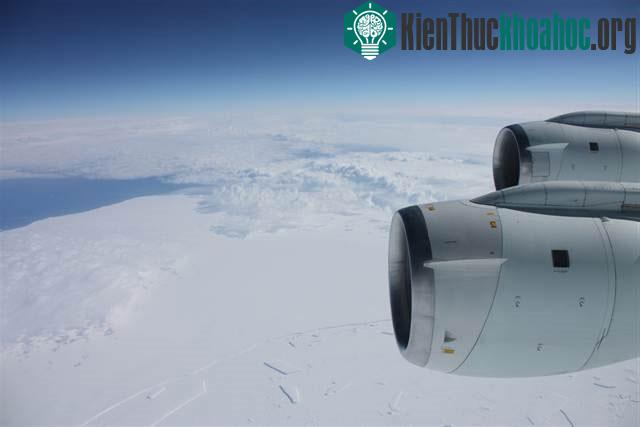 Rãnh nứt khổng lồ nhìn từ trên máy bay của NASA.