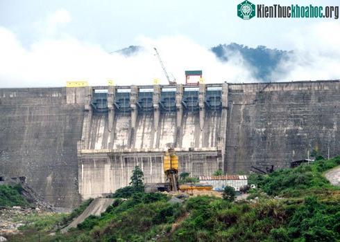 Công trình thủy điện sông Tranh 2 có thể ảnh hưởng đến đới đứt gãy trong lòng đất, gây nên những trận động đất kích thích ở cường độ nhỏ. (Ảnh: Trí Tín)