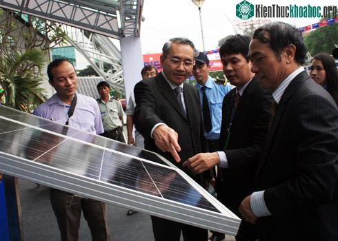 Pin năng lượng mặt trời là sản phẩm năng lượng hiệu quả và tái tạo năng lượng. (Ảnh: Vũ Lê)